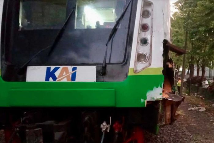 KA Commutrerline Sindro Hantam Truk Muatan Jagung di Banjarkemantren Sidoarjo