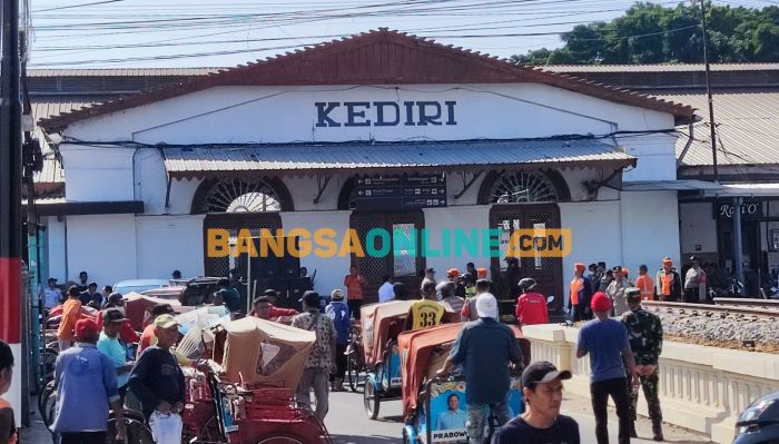 Puluhan PKL dan Tukang Becak Unjuk Rasa di Stasiun Kediri, Tuntut KAI Beri CSR dan Tak Seenaknya