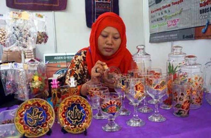 Manfaatkan Tusuk Sate untuk Glass Painting, ‘Kibarkan’ Sekar Craft and Art