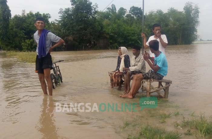 Dampak Banjir, Coblosan Pilkades di Baureno Terganggu, Warga ke TPS Naik Perahu