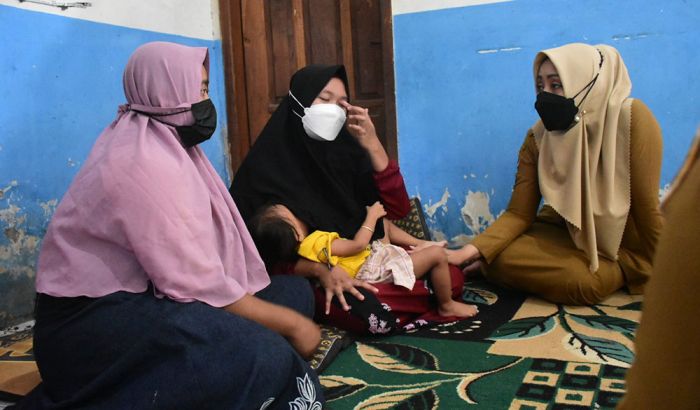 Bupati Mojokerto Sambangi Korban Pohon Tumbang di Desa Seloliman