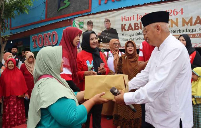 Tinjau Pasar Pakisaji, Bupati Malang Bagikan Doorprize dan Minyak Goreng