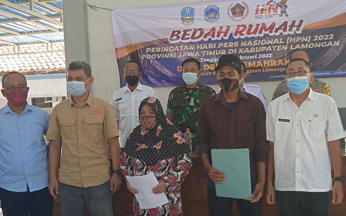 Peringati HPN 2022,  PWI Jatim dan Lamongan Bedah Rumah Warga Kurang Mampu