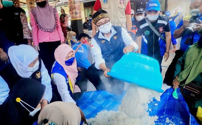 Intip Kesibukan Relawan di Dapur Umum dalam Berikan Layanan Terbaik bagi Korban Banjir di Pamekasan