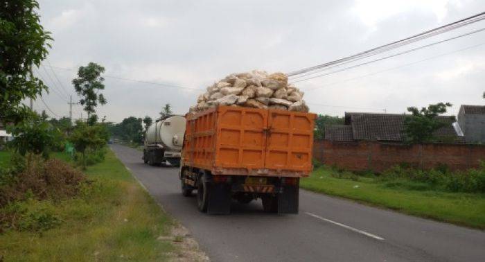 Banyak Dump Truk Lebihi Tonase, Dishub dan Lantas Tuban Dinilai Kurang Pengawasan