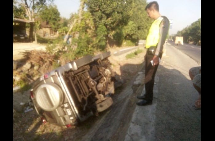 ​Hindari Bus Ugal-ugalan, Mobil di Ngawi Masuk Parit