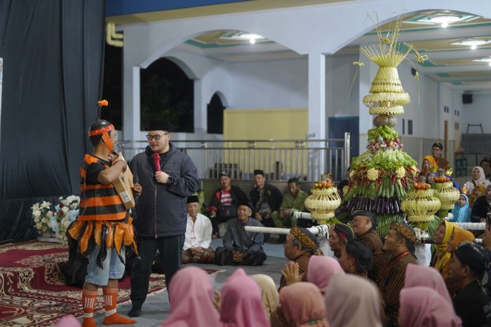 Bupati Kediri Beri Hadiah ke Petani Milenial di Acara Sedekah Bumi