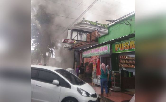 Gudang Butik Busana Muslim di Jember Terbakar, Damkar Terpaksa Jebol Pintu