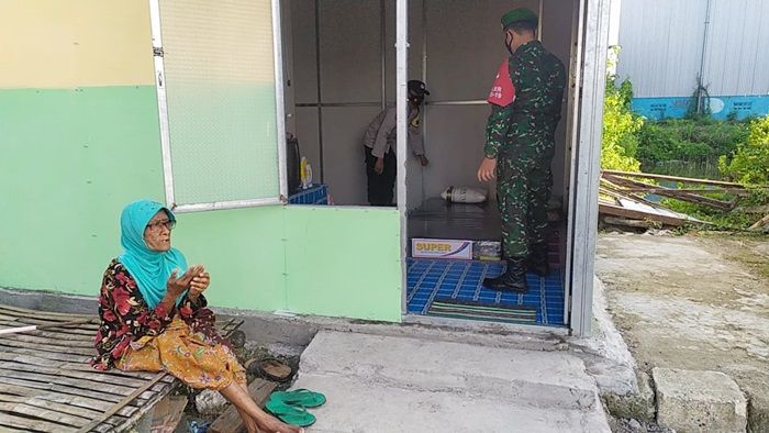 Peduli Warga, Bhabinkamtibmas dan Babinsa Sembayat Gresik Belikan Kasur Lansia Sebatang Kara