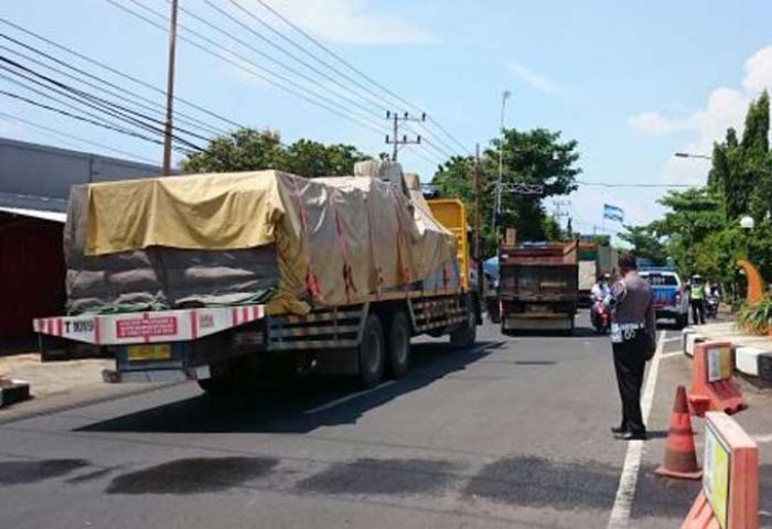 Jalan Daendels Tuban-Surabaya Macet Parah Akibat Pengalihan Arus