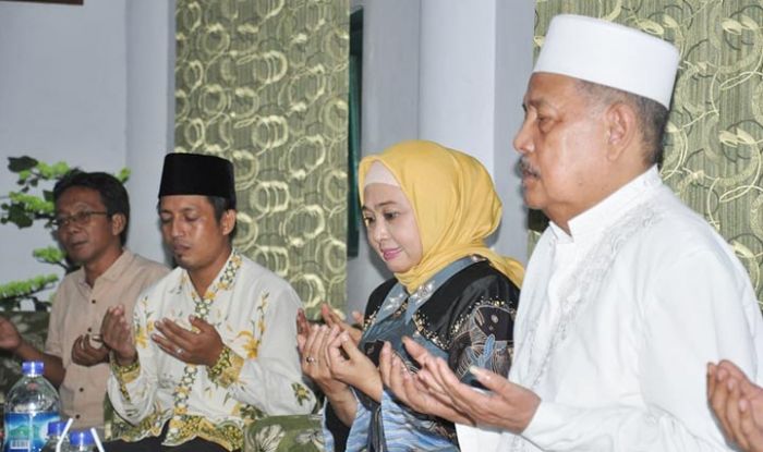 Sowan ke KH. Abdul Ghofur, Kartika Hidayati Didoakan Jadi Bupati Lamongan