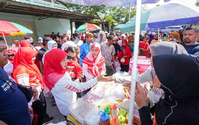 Semarak Kemerdekaan, Khofifah Ajak Cucu Meriahkan Karnaval Budaya Kampung Jemur Wonosari