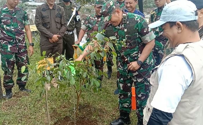 Pangdiv 2 Kostrad Tanam Pohon dan Buah-buahan Secara Serentak di Sumbergondo Kota Batu