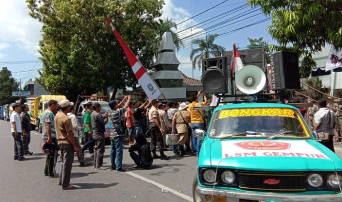 Dinilai Mempermudah Izin Tambang dari Luar Daerah, Bupati Situbondo Didemo Warga