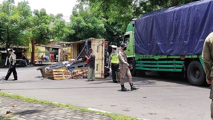 Truk Pengangkut Kaca Terguling, Jalur ke Arah Pergudangan Margomulyo Surabaya Macet