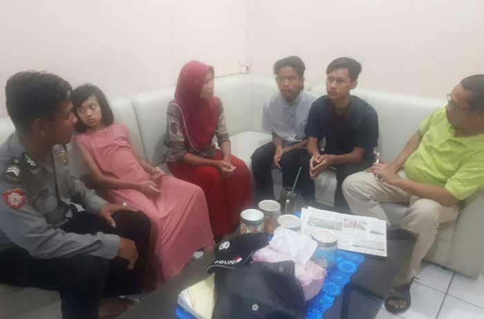 Anggota Sabhara Polsek Manyar Pertemukan Anak Hilang dengan Keluarga