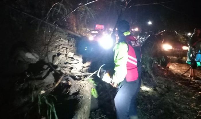 Sungai Kontho Meluap, Warung dan Tiang Listrik di Pujon Roboh