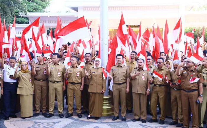 Mulai Besok, Gubernur Khofifah Ajak Masyarakat Kibarkan Bendera Merah Putih