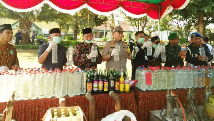 Jelang Idul Fitri, Polres Tuban Musnahkan Ratusan Liter Miras Hasil Operasi Pekat