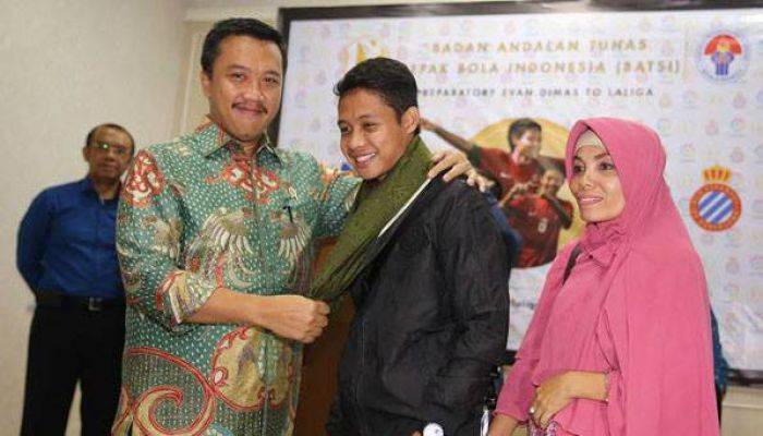 Berangkat ke Spanyol, Evan Dimas Dibekali Menpora Sarung