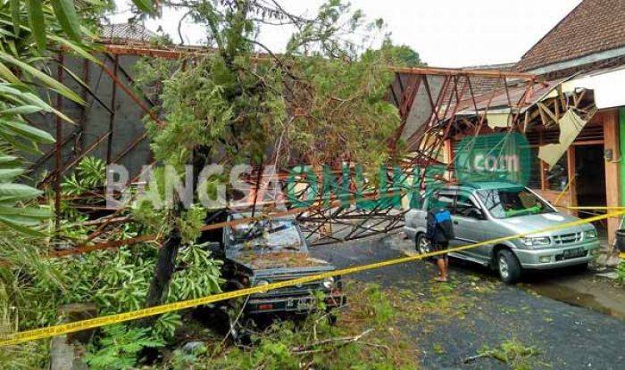 Giliran Kediri Dihajar Puting Beliung, Menara Panjat Tembing Setinggi 15 Meter Ambruk