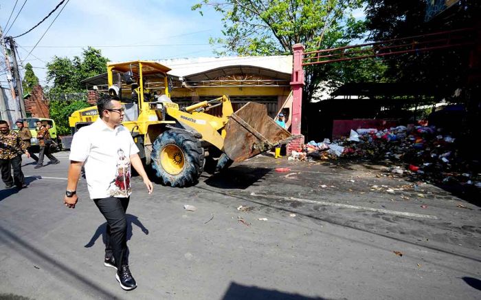 Gercep Atasi Masalah Sampah, Pj Wali Kota Mojokerto Terjunkan 4 Alat Berat dan Mesin Pengeruk