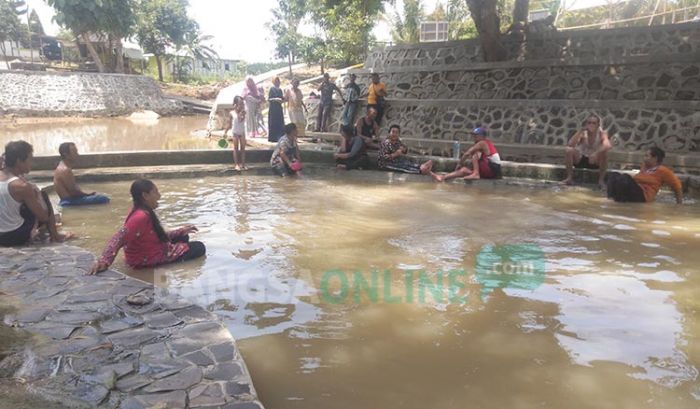 Berendam di Pemandian Air Hangat Singgahan, Cocok untuk Hilangkan Pegal-pegal