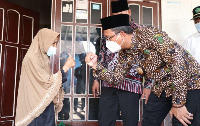 Bagikan Sembako, Bupati Gus Muhdlor Semangati Warga Isoman di Tiga Desa