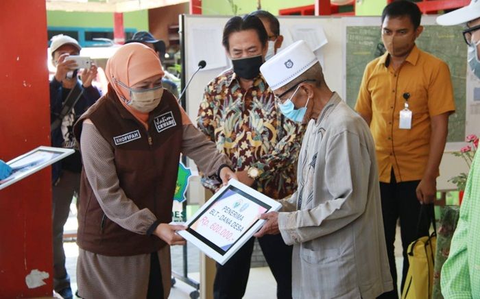 Gubernur Khofifah Serahkan BLT-DD ke Warga Berbek Sidoarjo