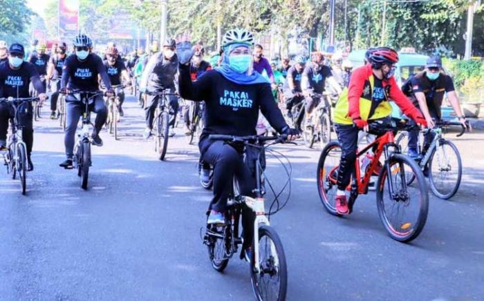 ​Gowes di Malang, Gubernur Khofifah Bersama Pangdam & Kapolda Bagi Sembako dan Masker