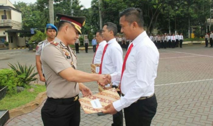 Upacara Rutin Tanggal 17, Tiga Anggota Jajaran Polres Malang Dapat Reward