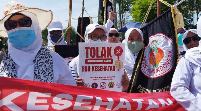 Ribuan Nakes Unjuk Rasa Tolak RUU Omnibus Law Kesehatan di Depan Kantor DPRD Pamekasan 