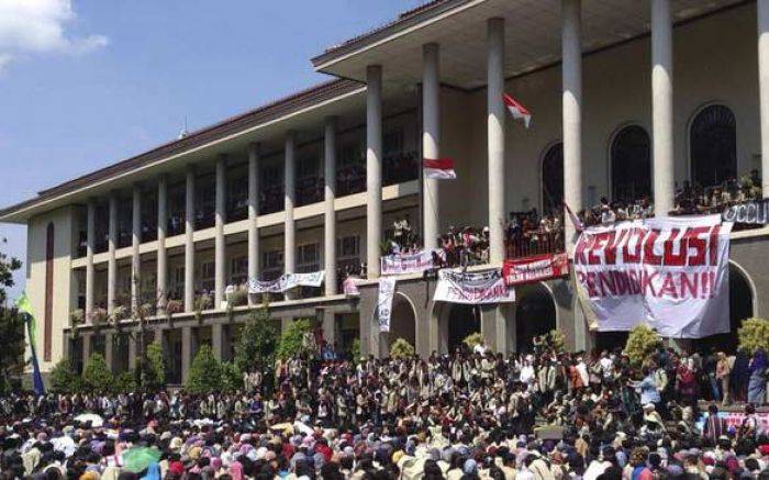 Tuntut Perbaikan UKT dan Tunjangan Tenaga Pendidik, Ribuan Mahasiswa UGM 