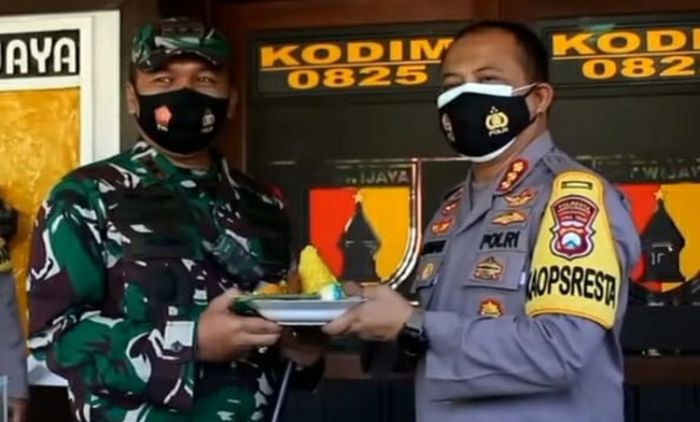 Peringati HUT ke-72 Kodam V/Brawijaya, Kapolresta Banyuwangi Beri Kejutan Dandim 0825​