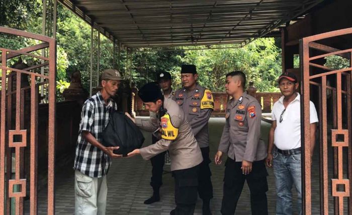 Polisi Peduli, Kapolsek Dlanggu Gandeng Bhabinkamtibmas Salurkan Bantuan Sosial