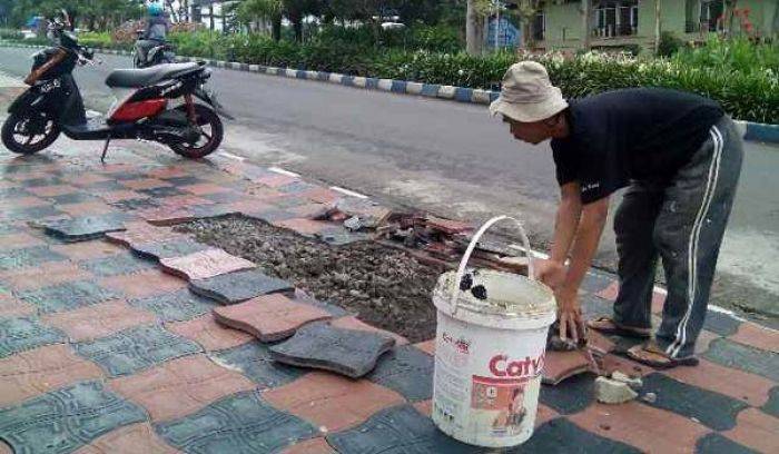 Baru Dibangun, Trotoar di Jalan Sultan Agung Kota Batu sudah  Rusak