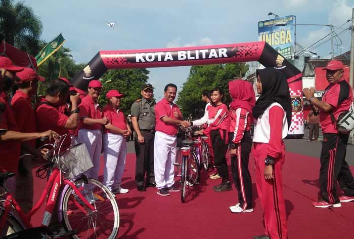 Pemkot Blitar Bagikan Ribuan Sepeda 