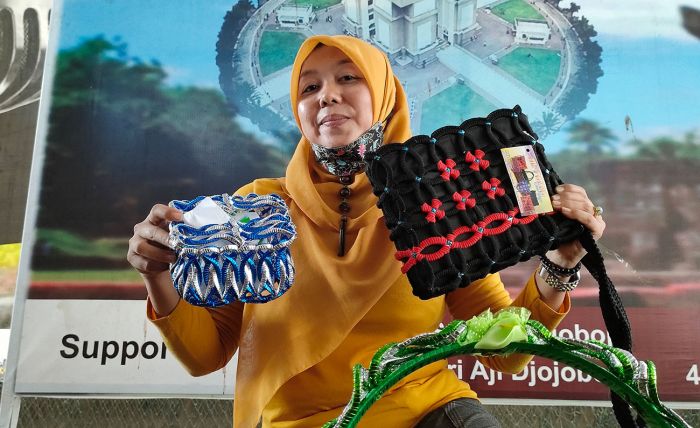 Ibu Rumah Tangga di Kediri Sukses Sulap Gelas Plastik Bekas Jadi Tempat Tisu dan Aneka Suvenir