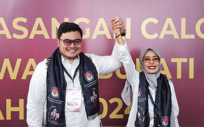 Pasangan Dhito-Dewi Daftar Cabup-Cawabup ke KPU Kabupaten Kediri