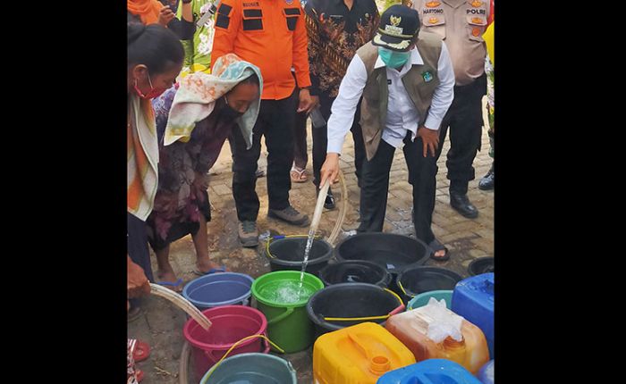 Pastikan Tepat Sasaran, Wabup Pasuruan Pimpin Langsung Dropping Air Bersih