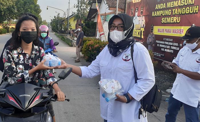 Lanjutkan Safari Ramadan, ​Relawan Gus Barra Gelar Bagi-Bagi Takjil di Trowulan