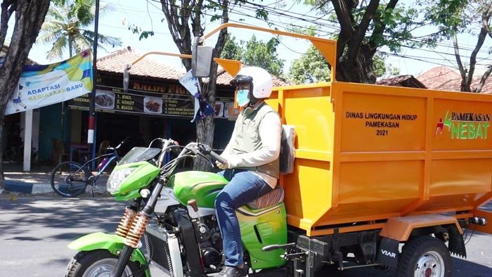 Blusukan Pakai Motor Roda Tiga, Mas Tamam Bagi-bagi Sembako dan Uang untuk Warga Terdampak PPKM