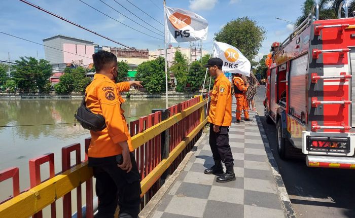 Wanita yang Bunuh Diri Melompat ke Kali Jagir Berhasil Ditemukan