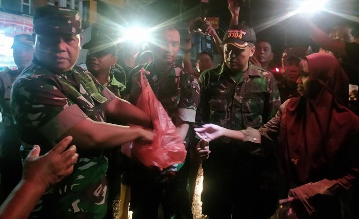 Tinjau Banjir di Sampang, Pangdam V/Brawijaya Salurkan Bantuan