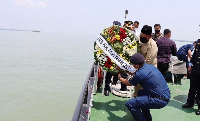 Peringati Hari Pahlawan, Bupati Gresik dan Forkopimda Tabur Bunga di Atas Kapal KN Grantin 211