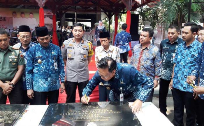 Resmikan Alun-alun Gresik, Bupati Sambari Pastikan Semua Eks PKL Ditampung