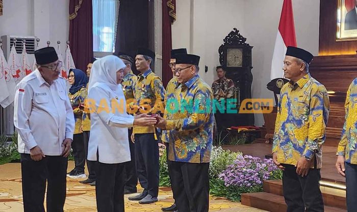 Gubernur Khofifah Serahkan Penghargaan untuk 525 Pendonor Darah Sukarela Sebanyak 75 Kali