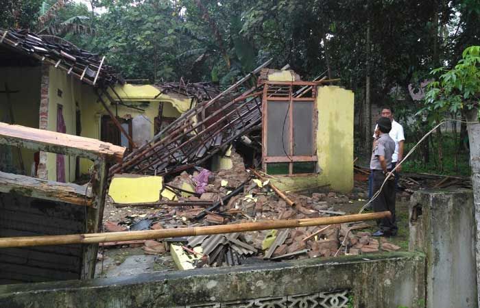 Hujan Deras Robohkan Rumah di Kanigoro, Nenek 75 Tahun Tewas Tertimbun