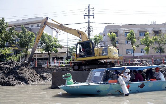 Naiki Perahu dari Dermaga Taman Ekspresi, Wawali Armuji Tinjau Normalisasi Kali Mas