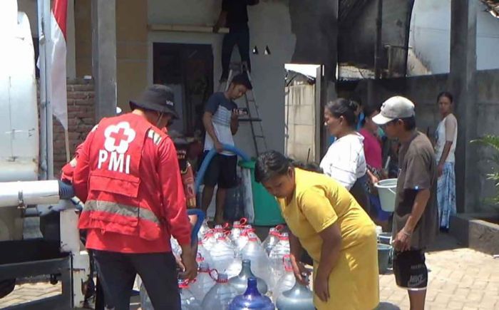 Kemarau Panjang, Warga Jember Rela Antre Dapatkan Air Bersih